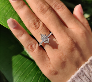 แหวนเพชรเลี้ยงในห้องปฏิบัติการทรงหรูหรา ประดับด้วยพลอยเจียระไนแบบบริลเลียนท์ เหมาะสำหรับงานหมั้นหรืองานแต่งงาน ดีไซน์ทันสมัยจากอินเดีย - Product Image 5