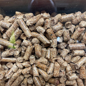 Granulés de bois de biomasse industrielle en vrac avec faible teneur en cendres et valeur thermique élevée, parfaits pour la production d'électricité et le chauffage - Product Image 1