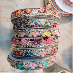 Cintas bordadas a máquina personalizadas, encajes en varios diseños y colores para vestidos de boda, diseño étnico indio - Product Image 1