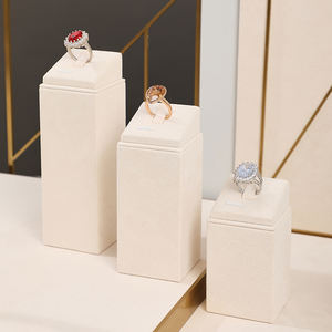 Juegos de Exhibición de Anillos de Joyería de Lujo Personalizados Zebo en Color Blanco Crema para Exhibición en Mostrador de Joyería - Product Image 5