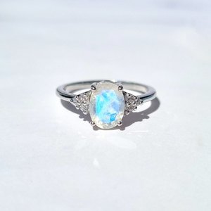 Anillo de compromiso de piedra lunar arcoíris celestial, corte ovalado, minimalista, para mujer, plata de ley 925, piedra de nacimiento de junio, luminoso - Product Image 1