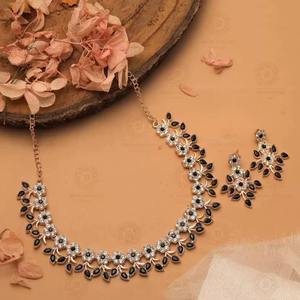 Elegante y Estiloso Conjunto de Collar y Aretes Étnicos con Piedras Negras y Diseño Floral |   Joyería de Moda de Alta Calidad Chapada en Oro Rosa para Mujer, para Bodas - Product Image 3