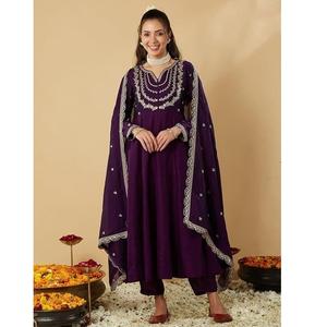 Salwar Kameez pakistaní nupcial de la mejor calidad con adornos artesanales disponibles a precios al por mayor - Product Image 1