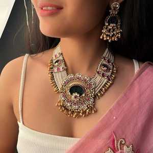 ชุดเครื่องประดับอัญมณีชุบทองโบราณ สร้อยคอหลากสี ประดับเพชรซิคอน สไตล์วินเทจ ต่างหูคู่ ตกแต่งด้วยงานคุนดัน - Product Image 2