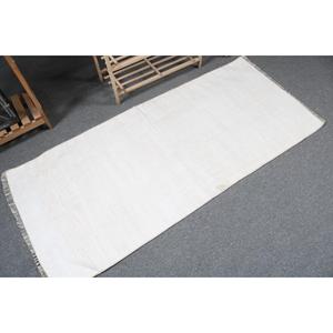 Petit tapis vintage 2,4 x 5,6 pieds, tapis turc en laine à bordures blanches et grises - Product Image 2