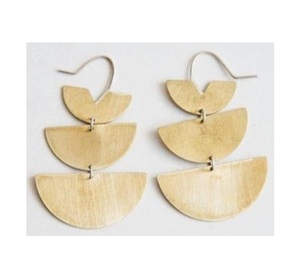 Boucles d'oreilles en métal pour femmes présentant une esthétique minimaliste mais audacieuse pour un mélange parfait d'élégance et de bord - Product Image 3