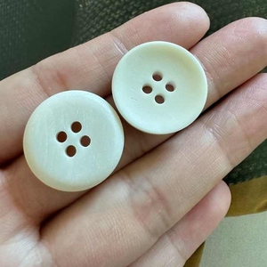 Boutons en os naturel faits à la main pour les vêtements et les projets de bricolage pour les manteaux de jean et autres boutons en os de vêtements - Product Image 1