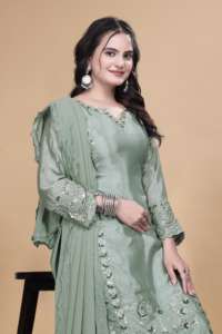 Style indien et pakistanais lourd CHINON SOIE avec broderie travail Salwar costume avec pur Chinon nouveaux costumes de créateurs - Product Image 2