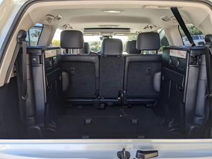 Toyota Land Cruiser 5.7L V8 4x4 avec différentiel central autobloquant, non modifié, parfait état, année 2026, pour enfants de 4 à 6 ans. - Product Image 2