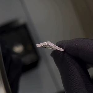 Bague de mariage en argent 925 plaqué or blanc avec pierres CZ rondes de 2 mm, style chevron, pour femmes, vente en gros - Product Image 3