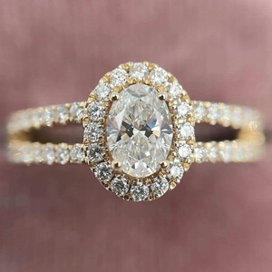 Este anillo de compromiso con diamante cultivado en laboratorio de corte ovalado y doble banda en oro amarillo macizo de 14k es una pieza de joyería fina lujosa y atemporal. - Product Image 2