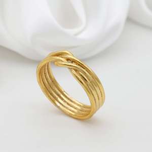 Bague en laiton plaqué or 18 carats, motif nœud délicat, texture minimaliste entrelacée, vente en gros pour femmes - Product Image 3