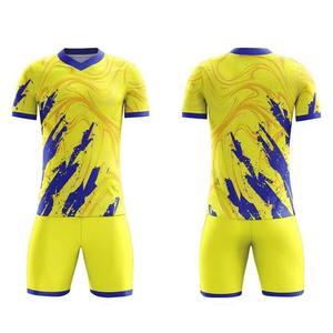 Conjunto de uniforme de fútbol personalizado para hombre, transpirable, de secado rápido, camiseta y pantalones cortos amarillos con patrón abstracto azul, uniforme de entrenamiento - Product Image 1