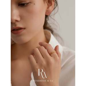 Anello Sottile in Oro con Catena Delicata e Incastonatura, Anello Impermeabile Antiossidante, Fede Nuziale Minimalista con Catena in Oro - Product Image 6