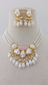 Elegance Rajnigandha Collier de perles serti de disques d'or texturés et de glands de perles personnalisables en vrac Design de produits de mariage - Product Image 2