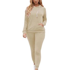 Conjunto de chándal personalizado de 2 piezas para mujer Jogger fabricado al por mayor con Sudadera con capucha de gran tamaño y pantalones de chándal de longitud corta - Product Image 1
