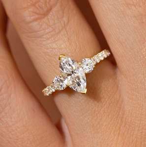 Bague Trilogie Marquise et Moissanite Ronde de 2.54 Carats avec Bague Demi Eternité en Argent Sterling 925 Bague de Fiançailles à Trois Pierres - Product Image 2