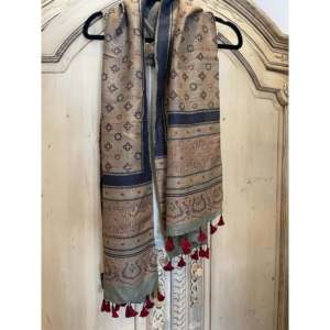 Pañuelo de Seda Ajrakh Tussar con Estampado a Mano de Estrellas al Atardecer, 100% Satén, Largo, Cuadrado, para Uso en Verano e Invierno - Product Image 3