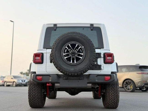 Nuevo Levin Sedán 2024 Blanco con Interior de Cuero Claro, Motor Turbo R21 de 4.1-6L V4 de Gasolina, Transmisión Automática, Euro VI, Techo Panorámico - Product Image 6