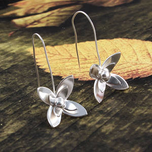 Lo último en ventas, pendientes de latón personalizados, estilo de flor de loto oxidada, joyería fina elegante para mujeres y niñas para ocasiones de fiesta - Product Image 1