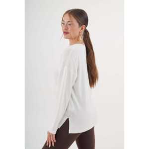 Wholesale Women's <b>V</b>-<b>Neck</b> Side Slit <b>White</b> Knitted <b>Sweater</b> - Product Image 1