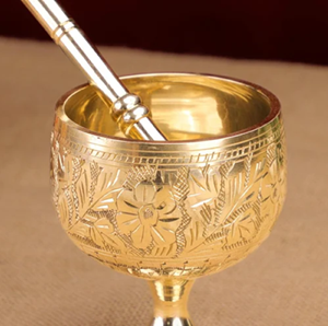 Mortero y mazo de latón pulido con un diseño elegante y refinado. Perfecto para hierbas, disponible a precio de mayoreo. - Product Image 3