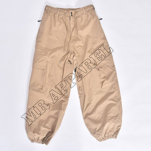 Pantalon de neige ample beige classique avec cordon de serrage, passants pour ceinture, poches cargo, évents, bas élastiques et logo personnalisé - Product Image 1