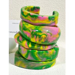 Bracelets en résine faits à la main, élégants et haut de gamme, avec couleur et forme personnalisables, fabriqués en Inde, bijoux d'art de collection - Product Image 2