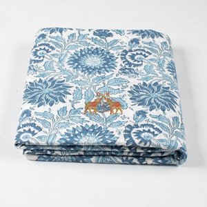 Tela de algodón suave y transpirable con estampado floral hecho a mano para ropa infantil y femenina - Product Image 3