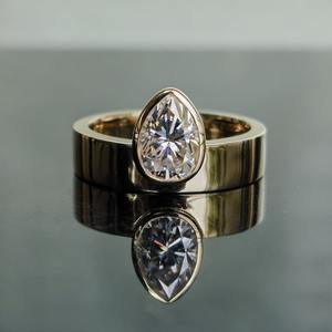 Bague solitaire en or jaune 14 carats avec diamant de laboratoire en forme de poire de 1,50 carat, sertie clos, à bande épaisse, bijoux fins, bague de fiançailles et de mariage pour femme - Product Image 1