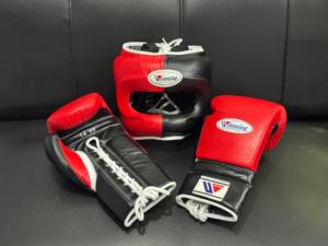 2025 ensemble de boxe gagnant de combat professionnel sur mesure couleur rouge et noir gants de boxe en cuir véritable et ensemble de protège-tête - Product Image 6