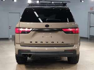 ขายรถโตโยต้า เซควาญา รุ่น TRD Pro ปี 2024 เกียร์ธรรมดา พวงมาลัยซ้าย หุ้มหนังเทอร์โบสีเข้ม - Product Image 3