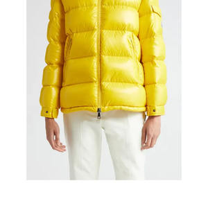 Blouson matelassé orange brillant imperméable d'hiver avec capuche et logo personnalisé pour homme - Product Image 4