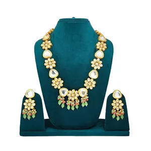 Ensemble de collier long en pierre Monalisa vert menthe Meenakari Kundan pour les occasions de mariage - Product Image 1