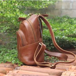 Mochila de cuero genuino de primera calidad Mochila de cuero de vaca elegante y duradera Ideal para viajes, trabajo o uso diario - Product Image 3