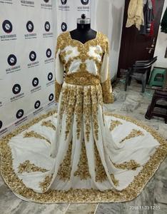 Belle robe pakistanaise blanche robe lourde tenue de mariage brodée à la main couleur personnalisable vêtements indiens et pakistanais - Product Image 3