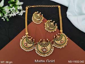 Ensemble de colliers Kemp de créateur en plaqué or mat avec perles groupées - Product Image 3