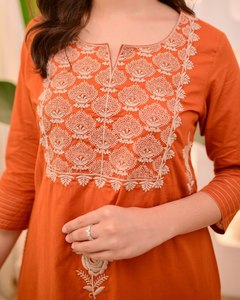 Ensemble élégant de 3 pièces en coton pur, Kurti, pantalon et dupatta, réversible, avec des détails vibrants pour femmes, à porter pour les fêtes - Product Image 2