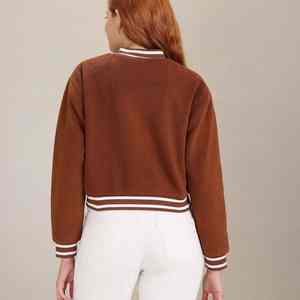 Chaqueta universitaria moderna para mujer, con forro cálido, puños resistentes y detalles elegantes y a la moda. - Product Image 3