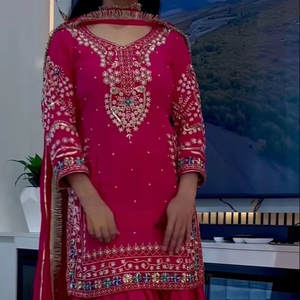 El traje étnico Sharara con top bordado elegante y detalles de lentejuelas incluye Dupatta para ocasiones especiales de fiesta - Product Image 1