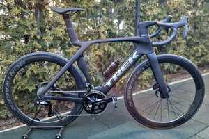 Bicicleta de Carretera de Carbono TREKK MADONES SLR 9 AXS Gen 8 2025, 100% Auténtica, Recién Llegada, Color Rojo, 1 Año de Garantía - Product Image 5