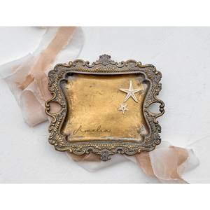 Diseño grabado Mango decorativo Estilo de lujo Bandeja de servicio de metal Utensilios de mesa de restaurante Bandejas de aspecto recién llegadas - Product Image 3