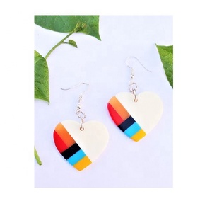 ต่างหูรูปหัวใจประดับเรซิ่นใหม่ ชุบทอง 18K เหมาะสำหรับงานแต่งงาน อะคริลิก ลูไซต์ เครื่องประดับผู้หญิง งานฝีมือคุณภาพ - Product Image 3