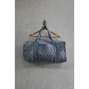 Sac de voyage matelassé en coton imprimé à la main en Inde, léger, floral, bohème, de luxe, sac de week-end, sac à bandoulière, fermeture éclair - Product Image 1