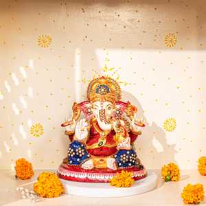 Estatua de Ganesha de Diseño Tradicional Hecha a Mano, Estilo Meenakari, Elegida por los Ambanis para Diwali, Material de Resina - Product Image 1