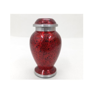 Urne funéraire artisanale qui apporte un hommage paisible, conçue pour contenir des cendres précieuses en souvenir significatif - Product Image 3