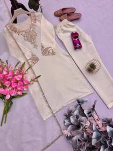 Conjunto de Kurti, Pantalón y Dupatta de Seda Romana Pesada VASTRA COTTAGE con Bordado de Lentejuelas, Dupatta de Seda Organza, Conjunto de Diseñador para Fiestas - Product Image 5