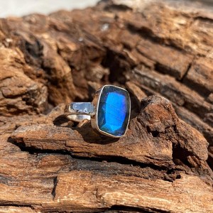 Labradorita Azul Flash de Corte Ovalado, Certificada por IGI, Plata de Ley 925, Joyería Hecha a Mano, Elegante Regalo para Mujer - Product Image 2