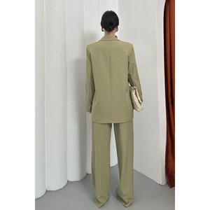 Giacca da donna con doppio Blazer tailleur pantalone con accessorio rosa e dettaglio con bottone a gamba larga - Product Image 6