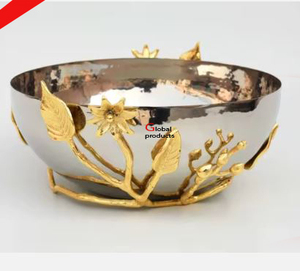 Bol de service en métal au design classique et finitions argentées pour la cuisine et la table, idéal pour servir de délicieux plats et desserts - Product Image 4